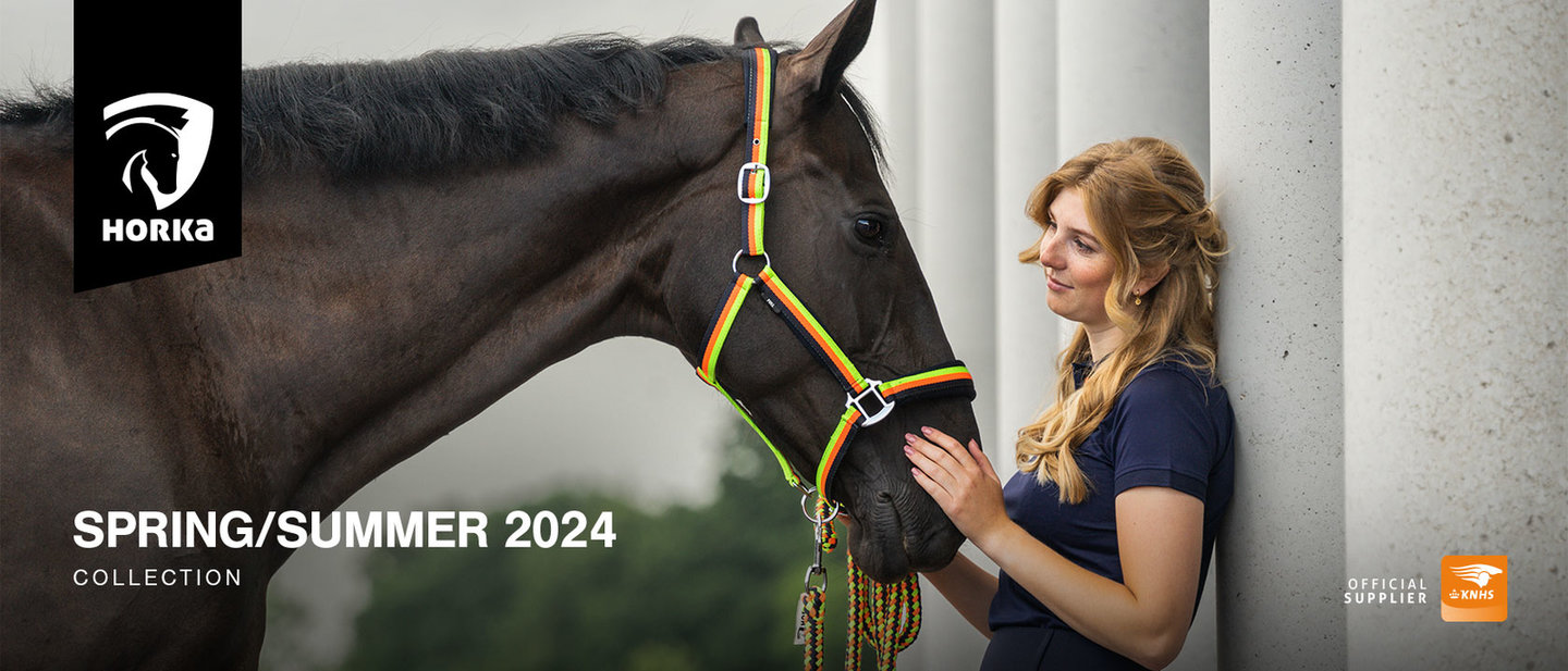 advertentie van horka voor de lente/zomer 2024 collecties, waarop een dame met haar paard staat afgebeeld 