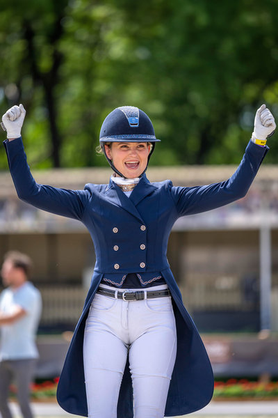 Devenda Dijkstra juicht op het podium van het NK Springen