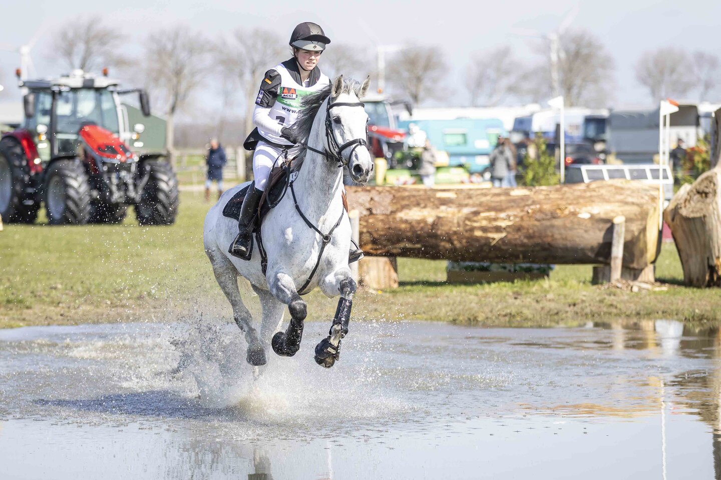 deelnemer in waterbak north holland horse trials