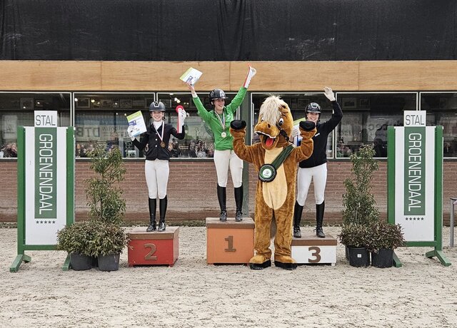 een amazone maakt met haar paard kennis met de cross