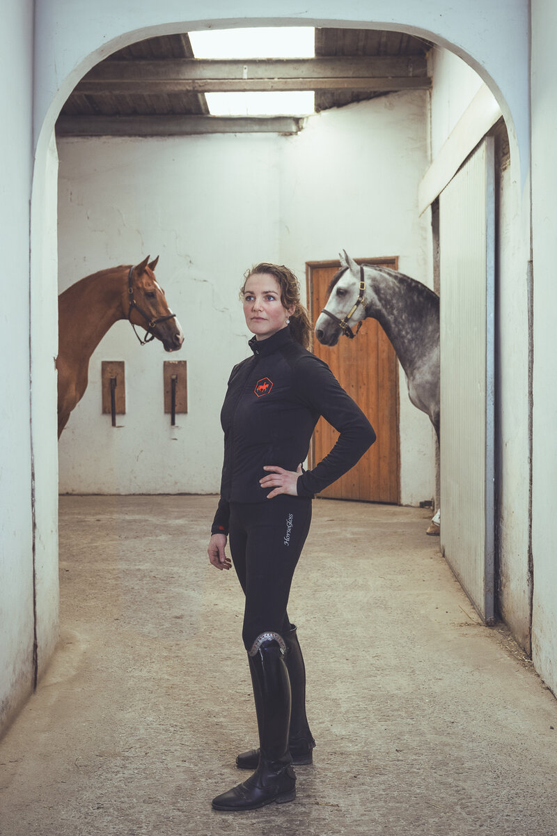 janneke boonzaaijer pakt een hoofdstel in de zadelkamer