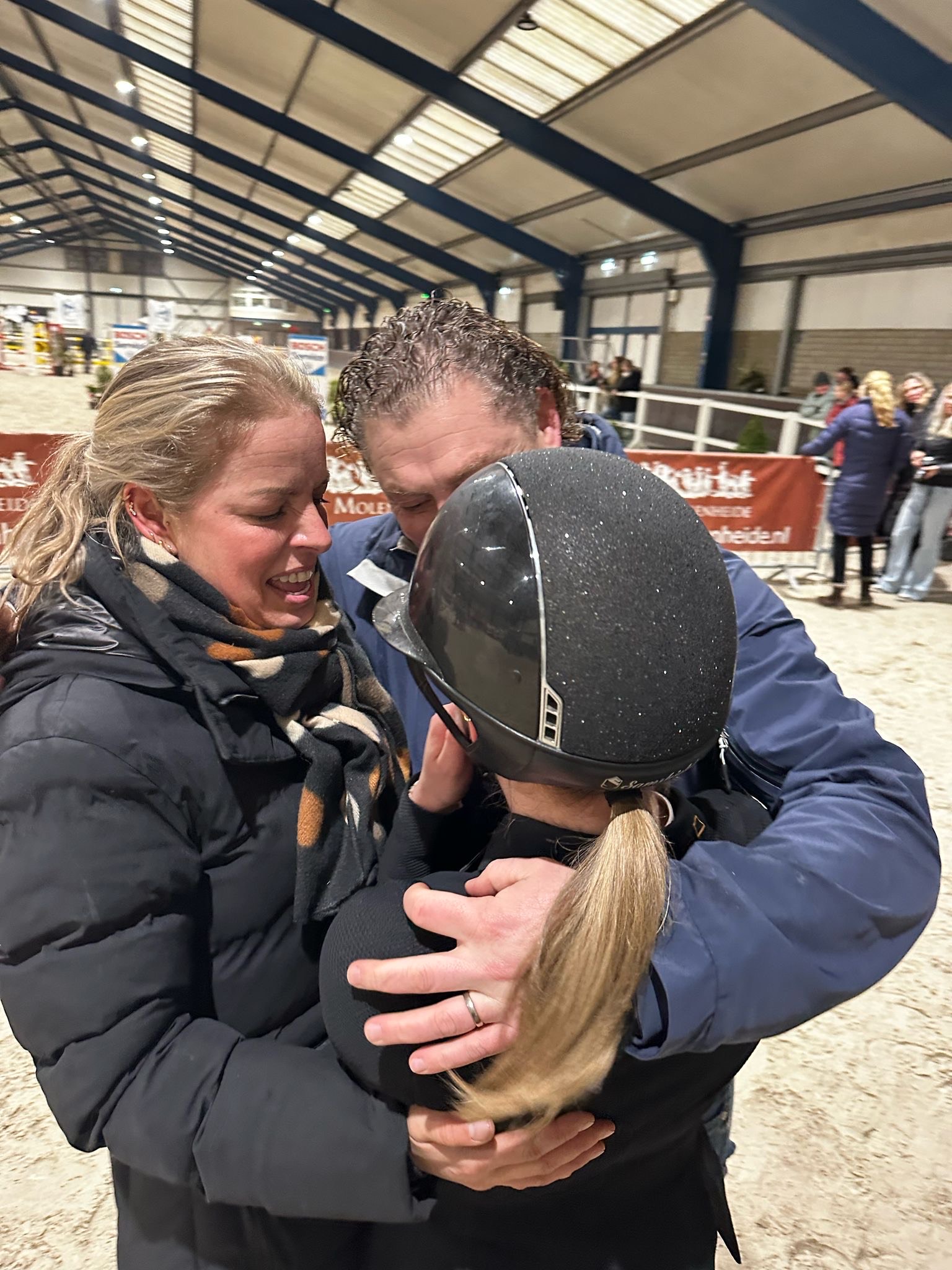jezebel visser wordt omhelst door haar ouders