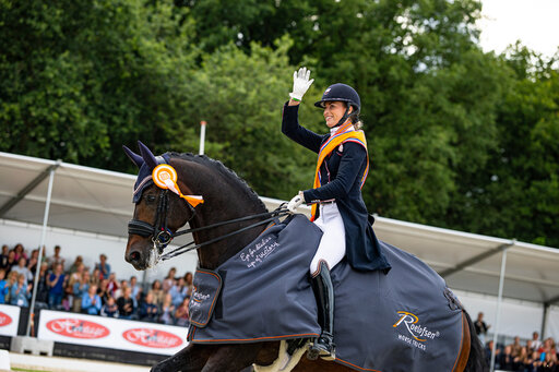 een amazone maakt met haar paard kennis met de cross