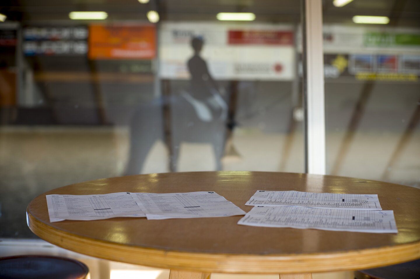 dressuurprotocollen liggen op een tafel in de kantine