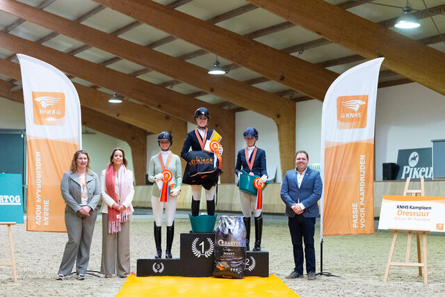 leden van het knhs talententeam 2024 staan met zijn allen op de foto