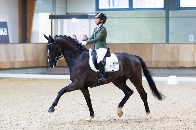 dinja van liere juicht terwijl ze op hermes zit, na het winnen van de nederlandse titel