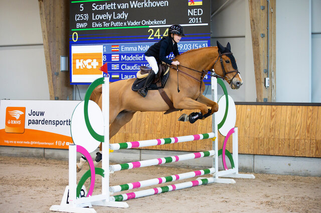 een amazone maakt met haar paard kennis met de cross