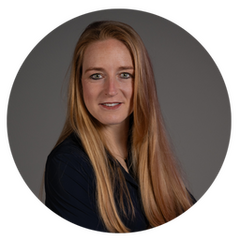 zoë staat met haar rug naar de lezer en tuurt in de verte naar een pony in de paddock