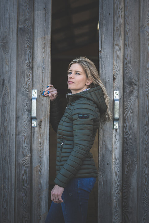 janneke boonzaaijer poseert met cap onder de arm