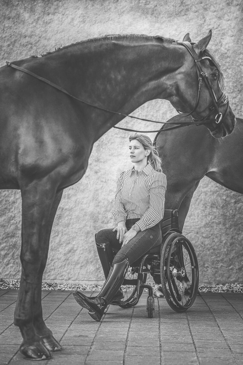 janneke boonzaaijer pakt een hoofdstel in de zadelkamer