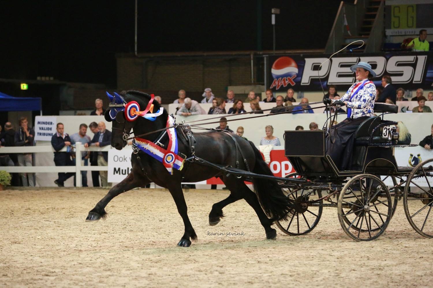 kim emmen en imagine in de landing van een sprong tijdens de olympische spelen