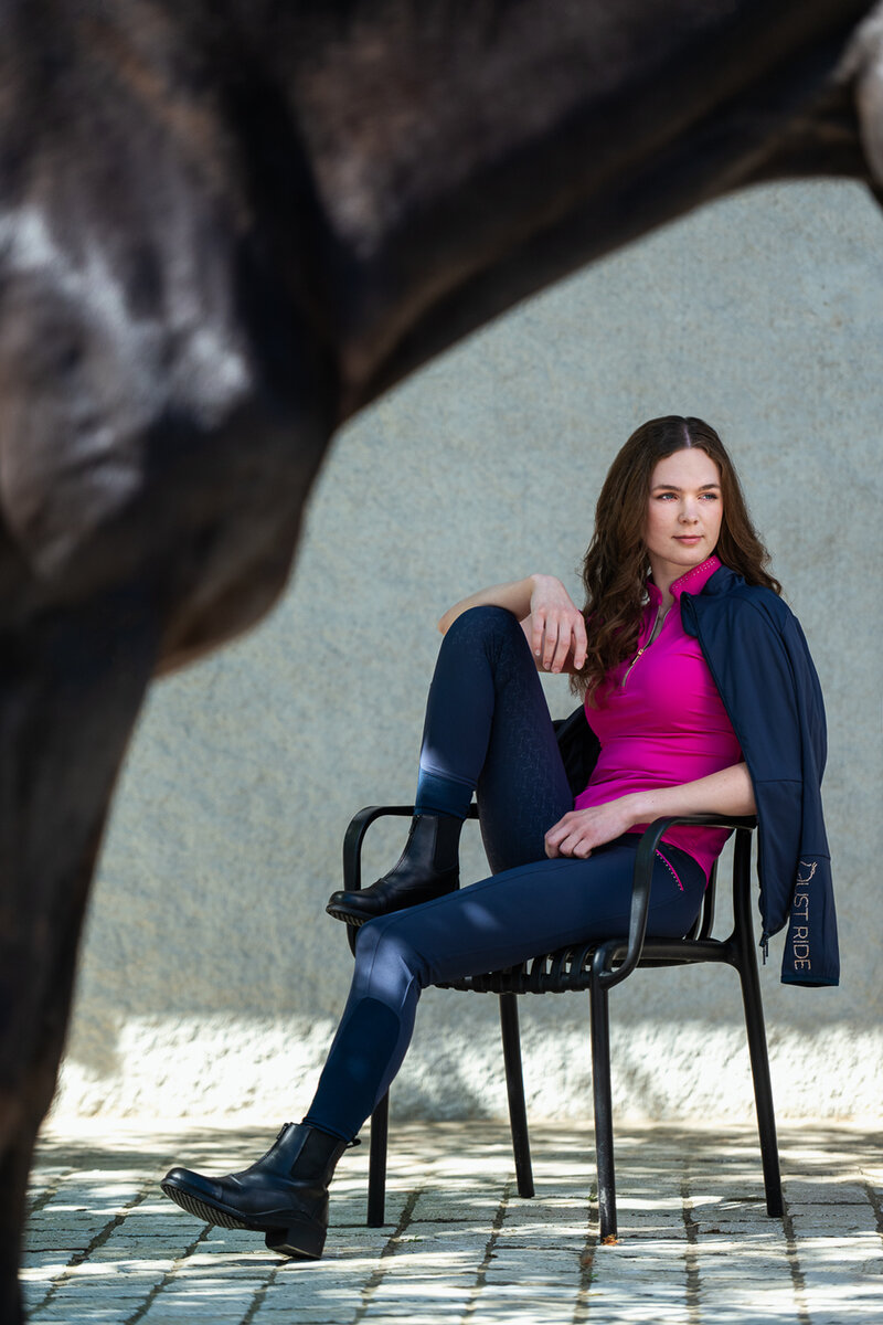 Model fleur showt de kleding van Back on Track