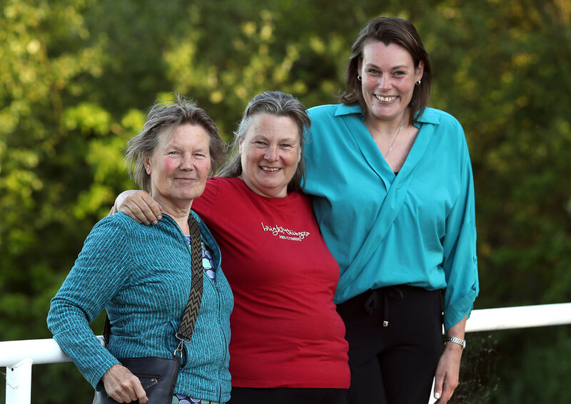 renata beloont haar paard mano