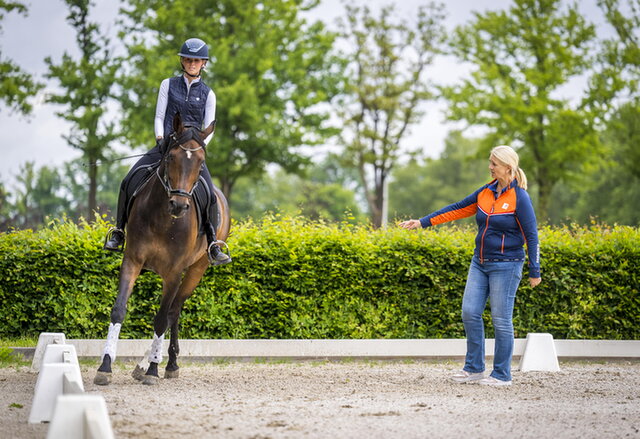 ellen van pinxteren rijdt een travers met haar pony madame magic