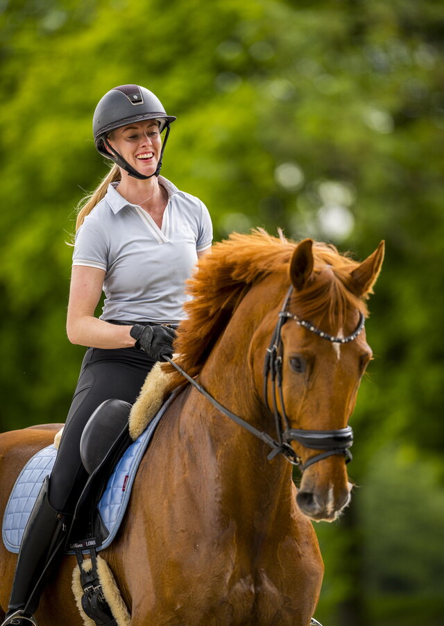 ellen van pinxteren rijdt een travers met haar pony madame magic