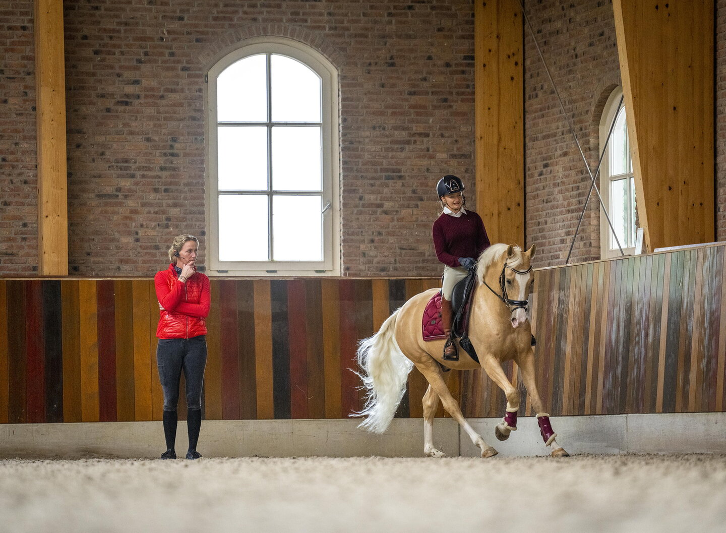 Een instructeur legt iets uit tijdens de les