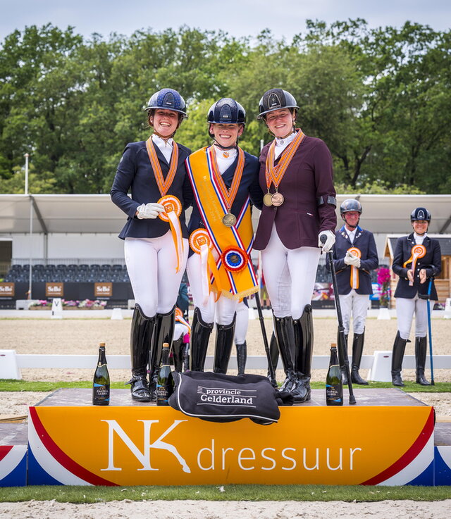 Het podium NK Para-dressuur, v.l.n.r.: Britney de Jong, Rixt van der Horst en Sanne Voets