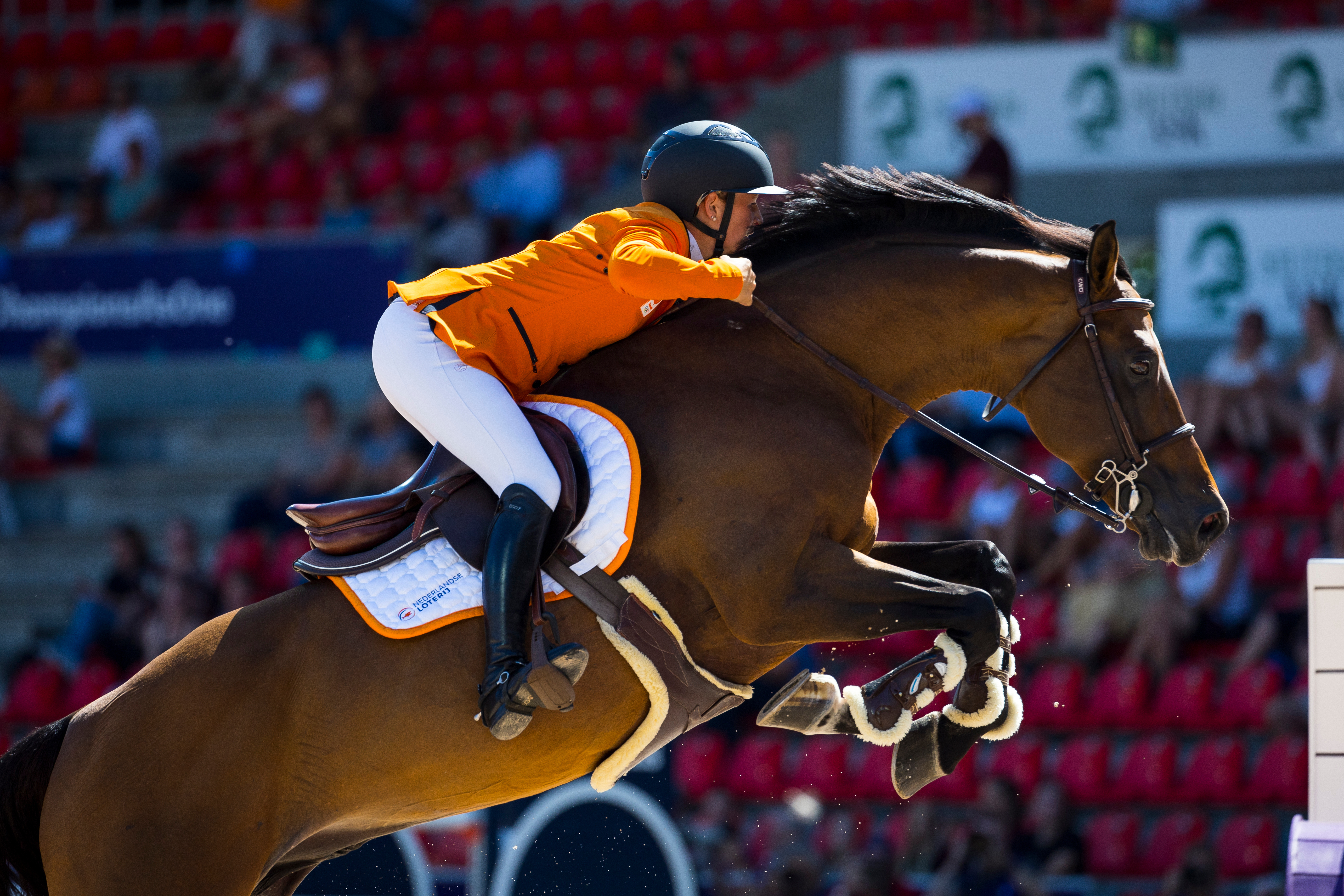 kim emmen en imagine in de landing van een sprong tijdens de olympische spelen