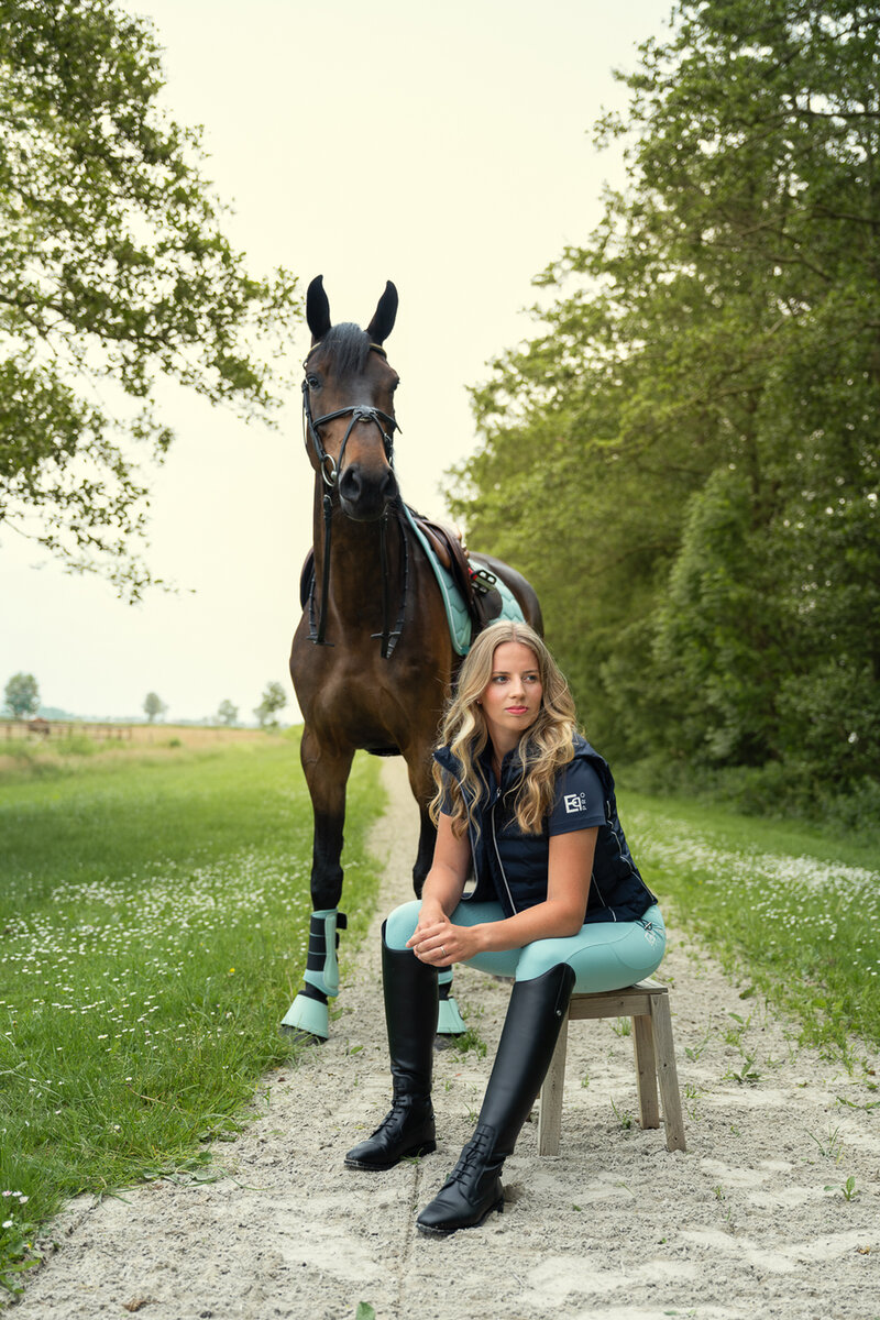 Model fleur showt de kleding van Back on Track