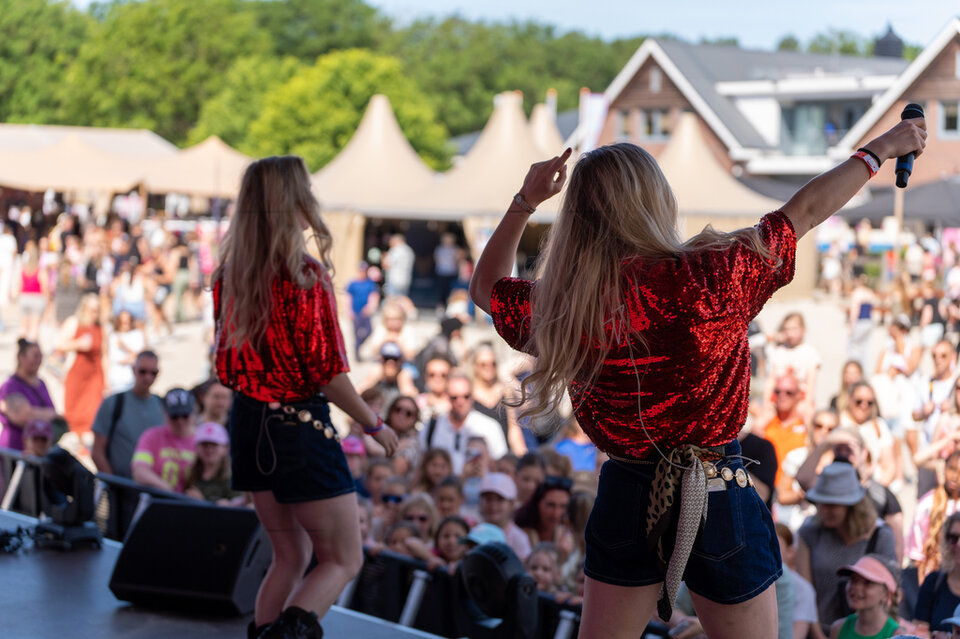demi haerkens en ehl daula n.o.p. onderweg tijdens hun gouden individuele proef