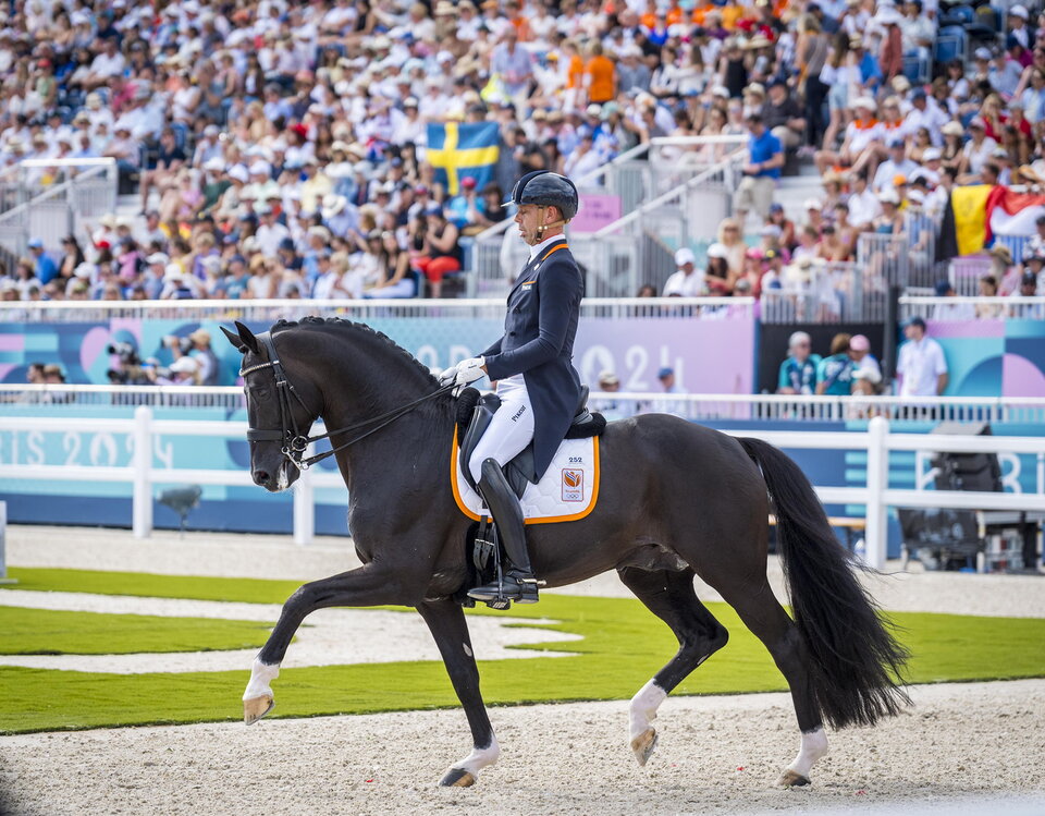 hans peter minderhoud rijdt glock's toto junior binnen in de olympische arena
