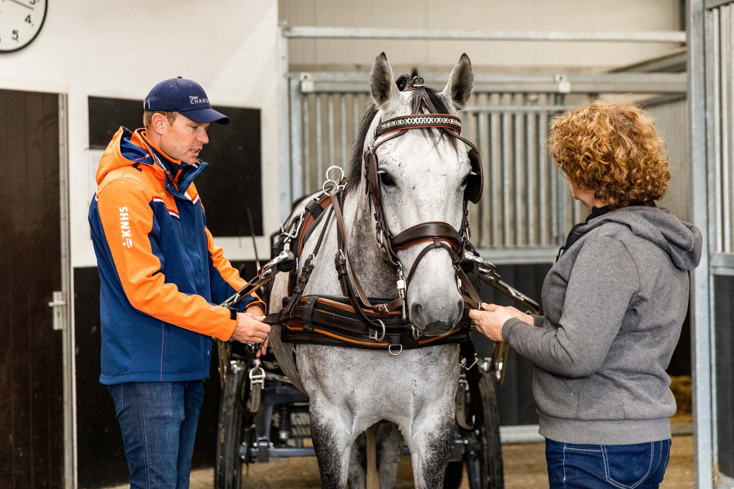 de schimmelruin wordt ingepannen voor de wagen door bram en tanja