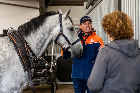 bram chardon vertelt over de wijze waarop hij het borsttuig aanbrengt bij zijn paard