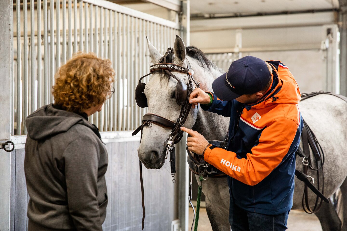 bram vertelt aan tanja meer over het hoofdstel en de bijbehorende oogkleppen