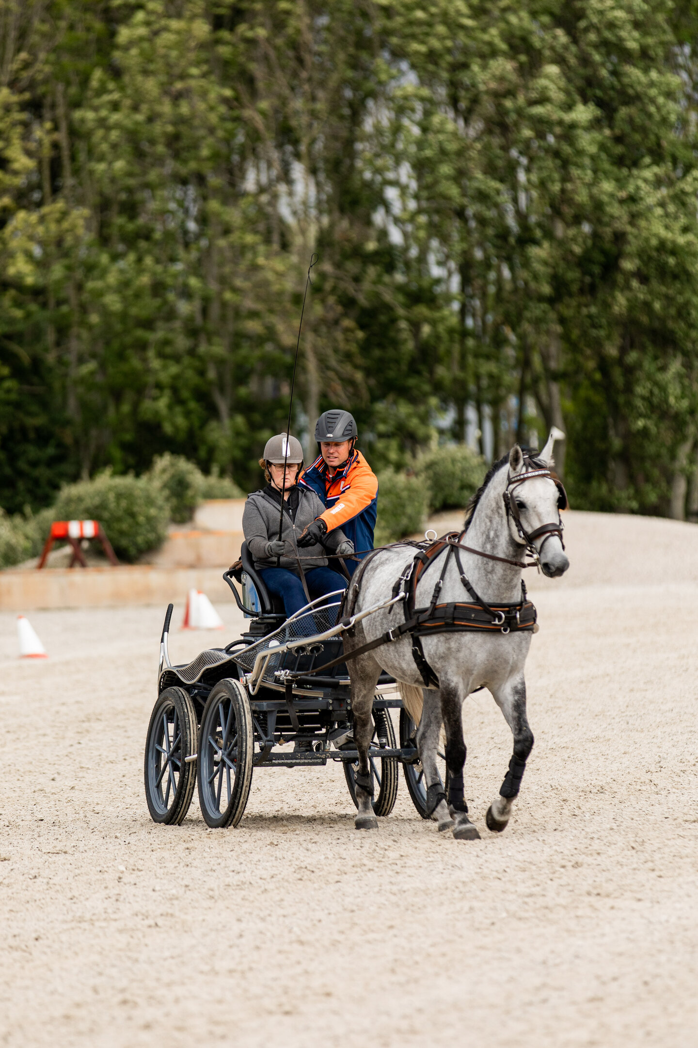 bram geeft aan tanja aan hoe ze moet van hand veranderen