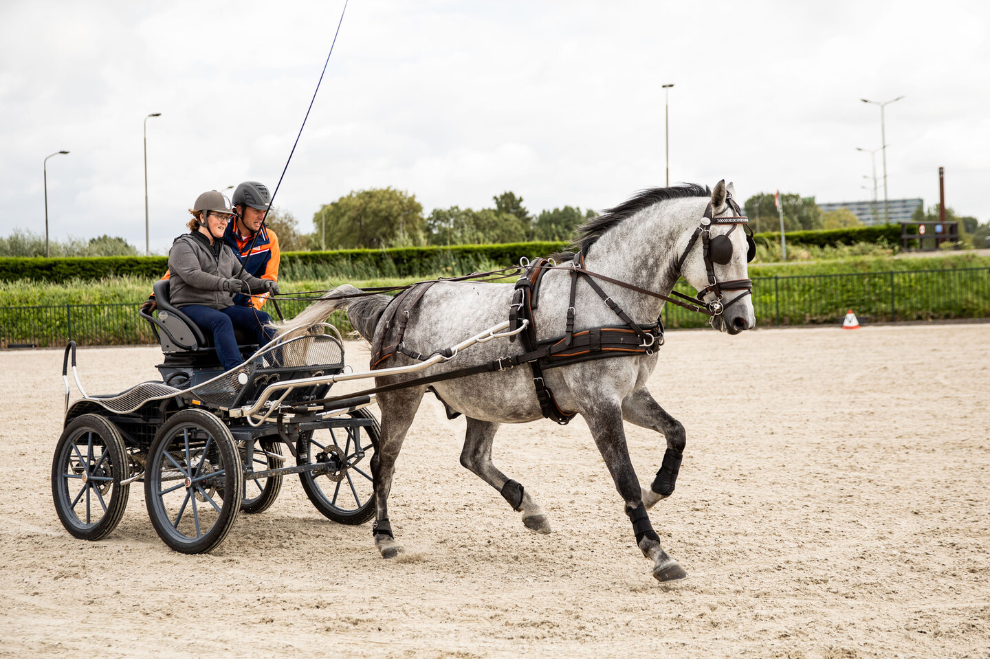 bram geeft knhs-lid tanja aanwijzingen terwijl het menpaard in galop gaat