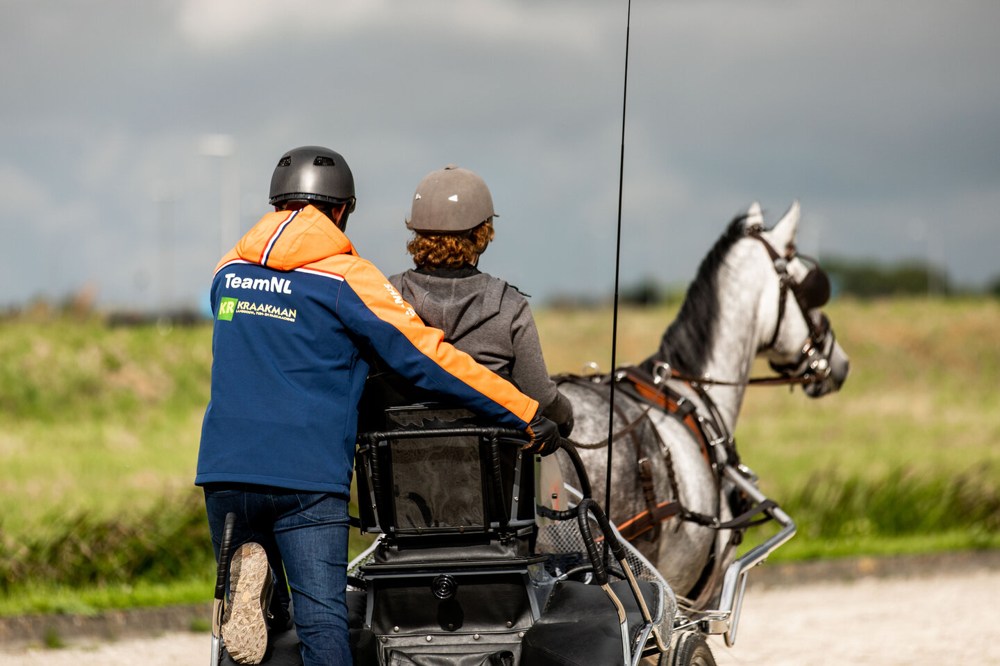 bram chardon en tanja van achteren gezien op de menwagen