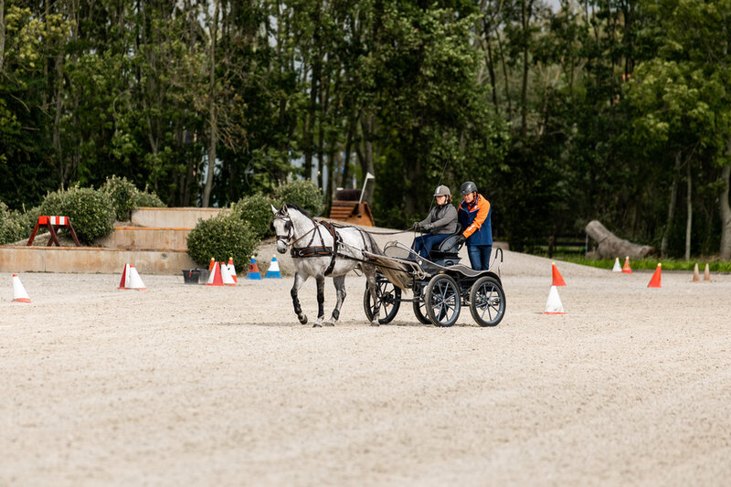tanja ment voor de eerste keer en doet dit op het terrein van de familie chardon