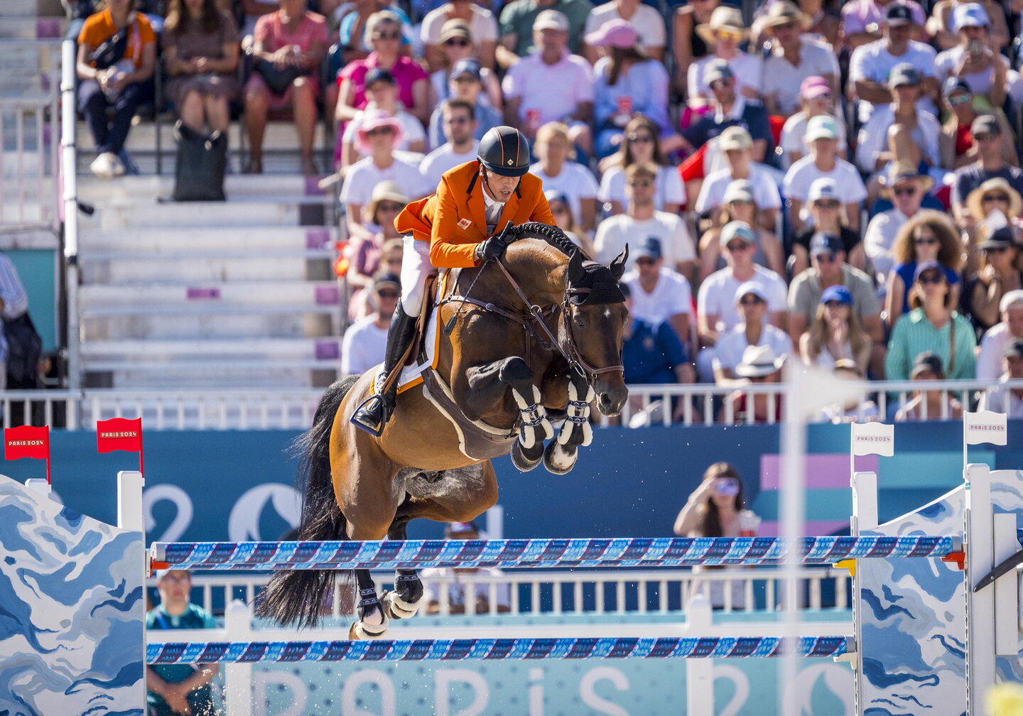 harrie smolders en uricas vd kattevennen springen met overtuiging een hindernis tijdens de olympische spelen