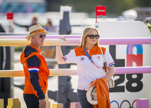 teamnl bondscoach jos lansink loopt het parcours in parijs samen met prinses amalia