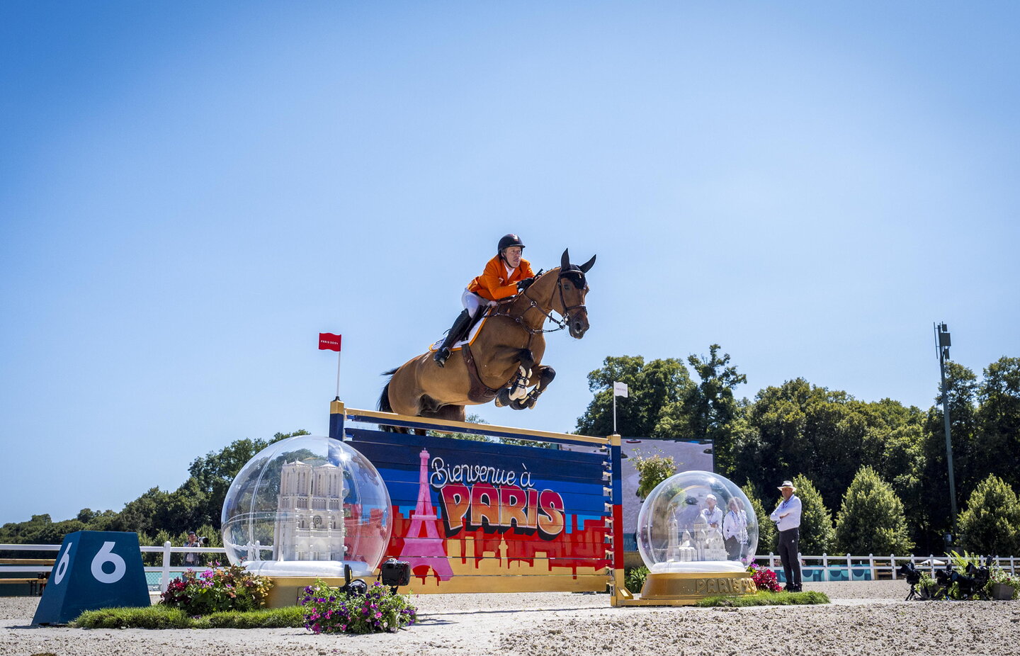 maikel van der vleuten en beauville springen over een hindernis met bienvenue à paris erop