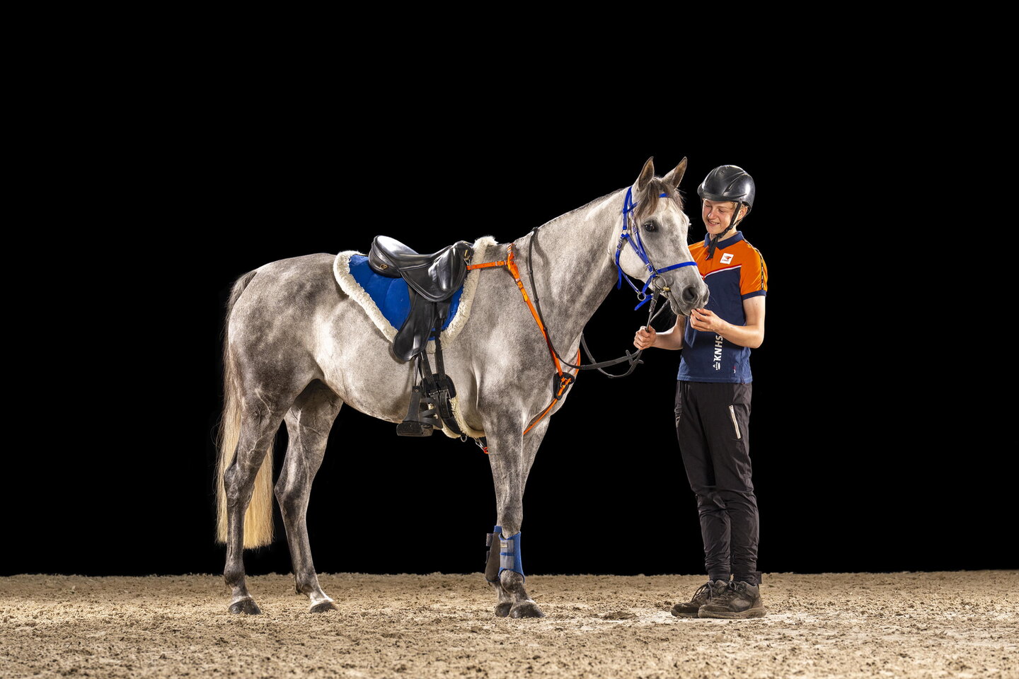 de schimmelmerrie is soraya d'opuntia, actief in de endurance met haar ruiter sije otten