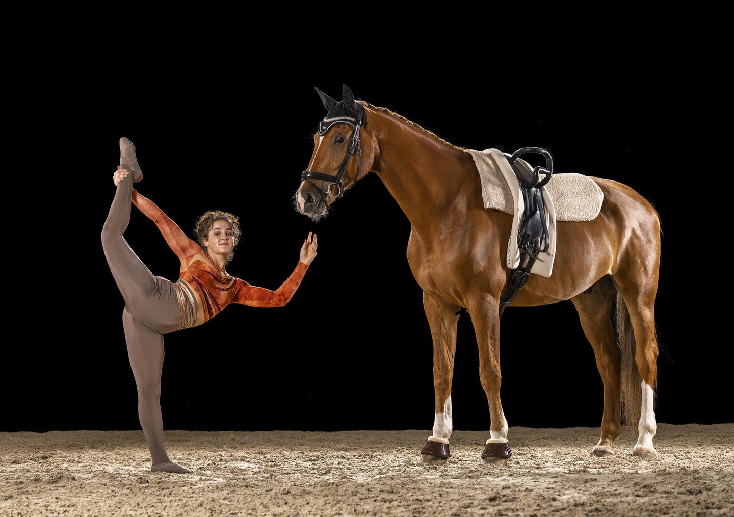 de vosruin is doe maar, het bekende voltigepaard dat poseert met voltigeur lut oltmans