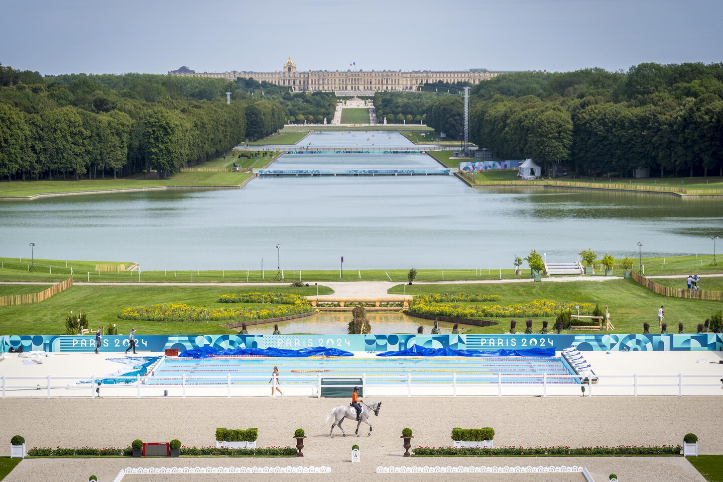 vergezicht vanuit het olympische stadion naar het paleis van versailles op de achtergrond