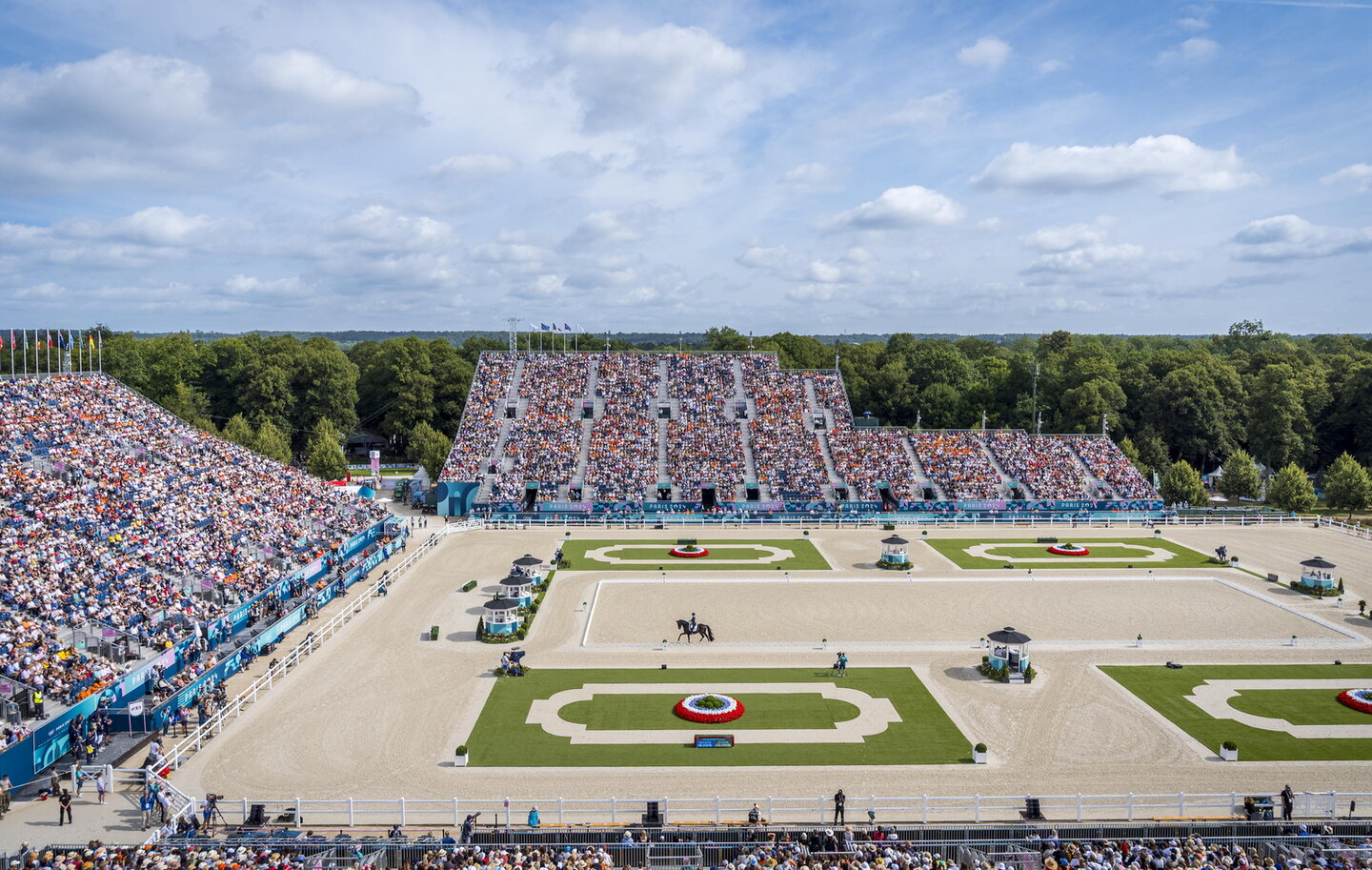 overzicht van het stadion gevuld met publiek tijdens een olympische dressuurwedstrijd