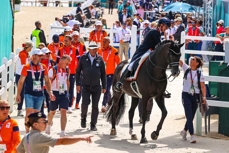 high five tussen emmelie scholtens en groom hilde sanders na afloop van de olympische kür