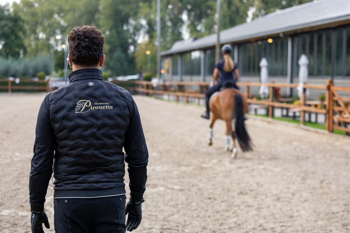 ponyruiters stappen in de binnenbak met KNHS-jas