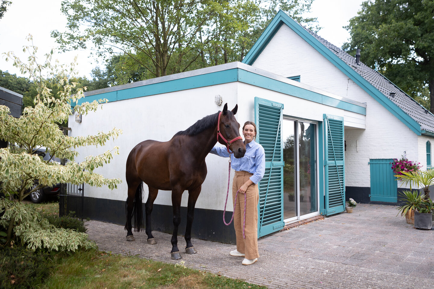 manegehouder yorick staat in het midden van de bak tijdens het lesgeven