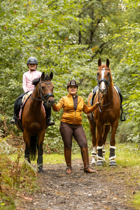 logo van hippisch centrum midden-zeeuws vlaanderen op een zadeldekje