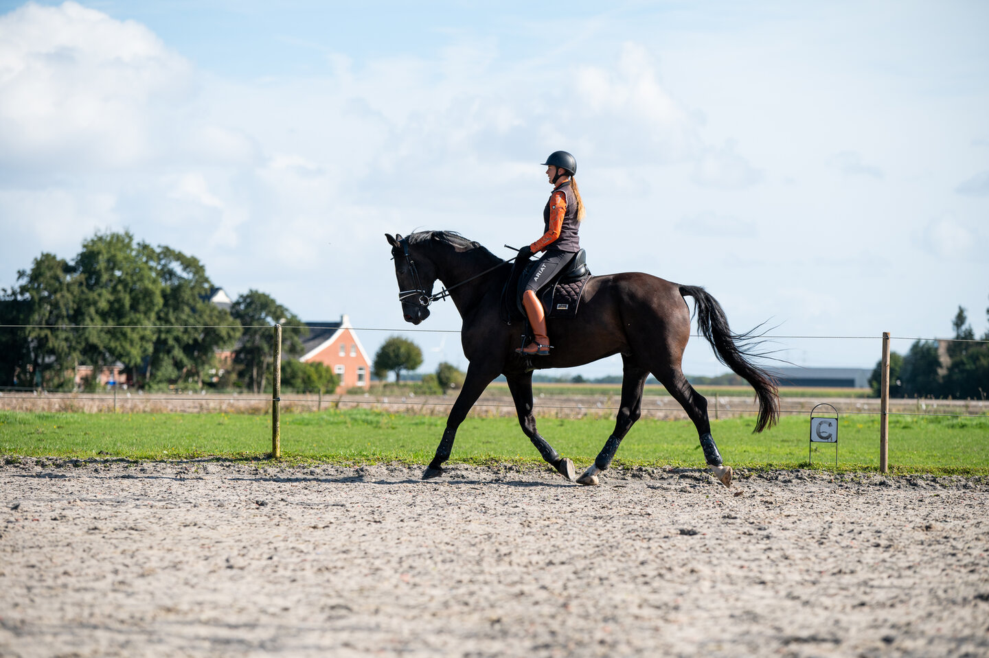 manegehouder yorick staat in het midden van de bak tijdens het lesgeven