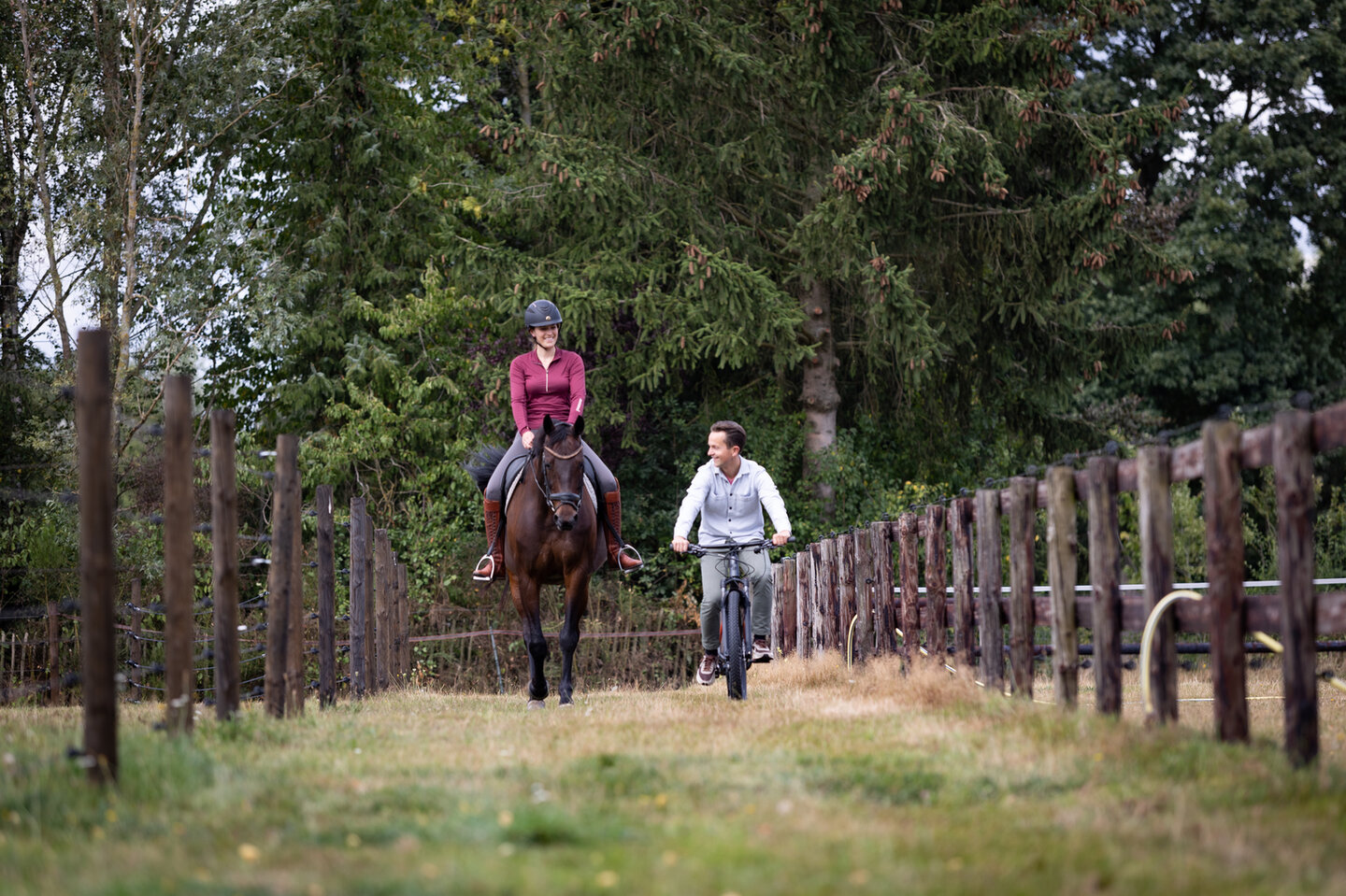 gerrit van den berg poseert met zijn trouwe personeel in de binnenbak van manege de groote wielen