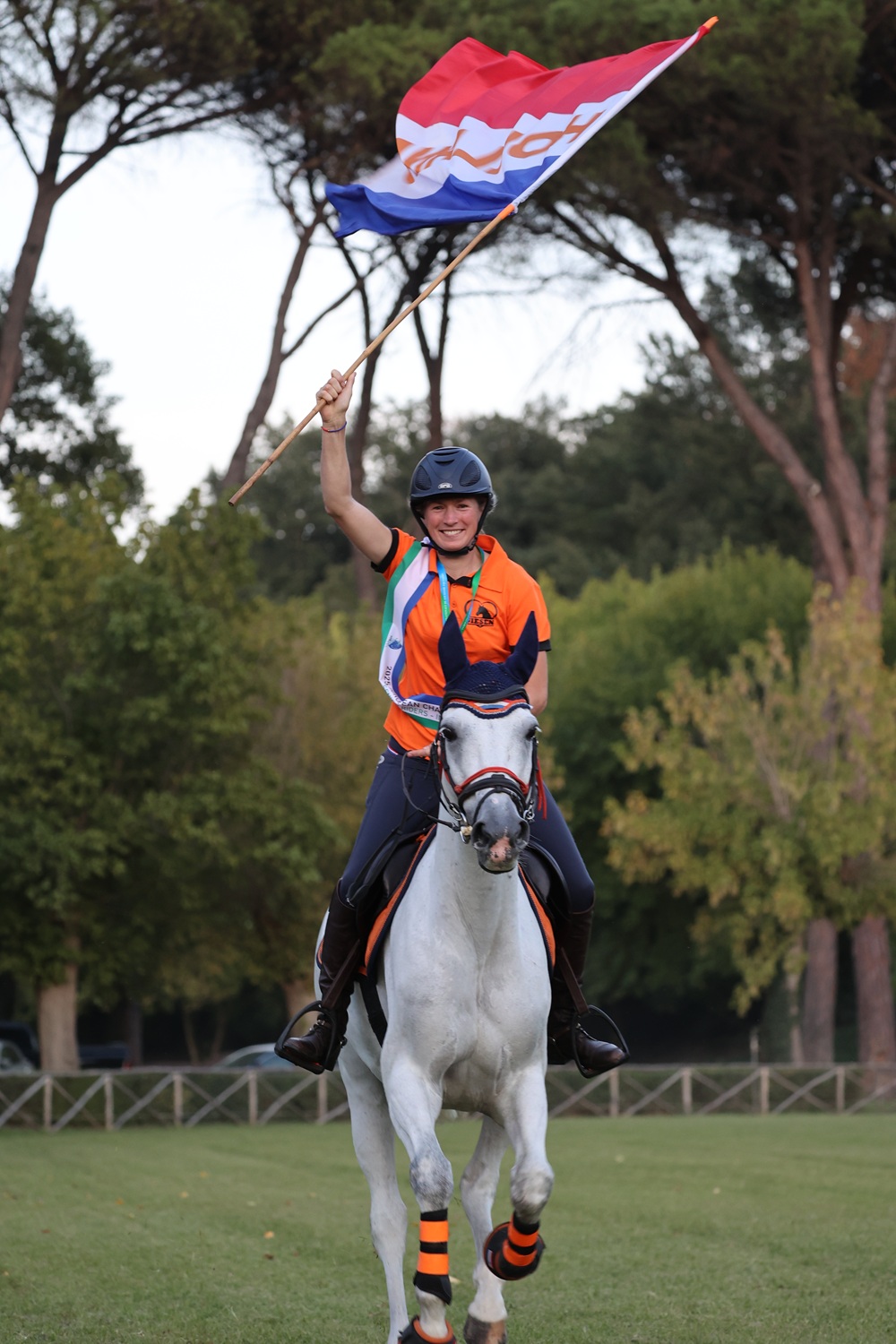 euforie bij janneke boonzaaijer na een foutloos springparcours met champ de tailleur