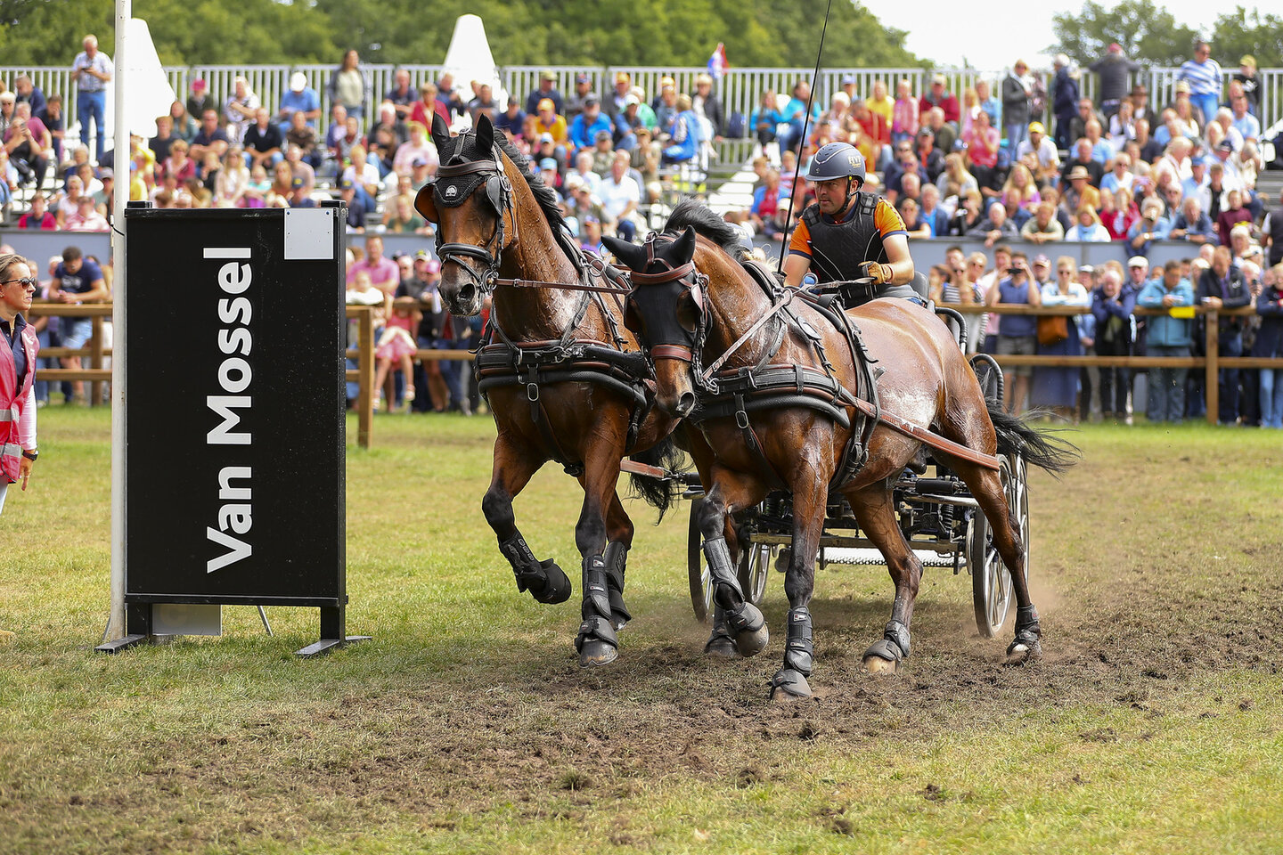 rixt van der horst zwaait naar het publiek na afloop van haar proef met eisma's royal fonq