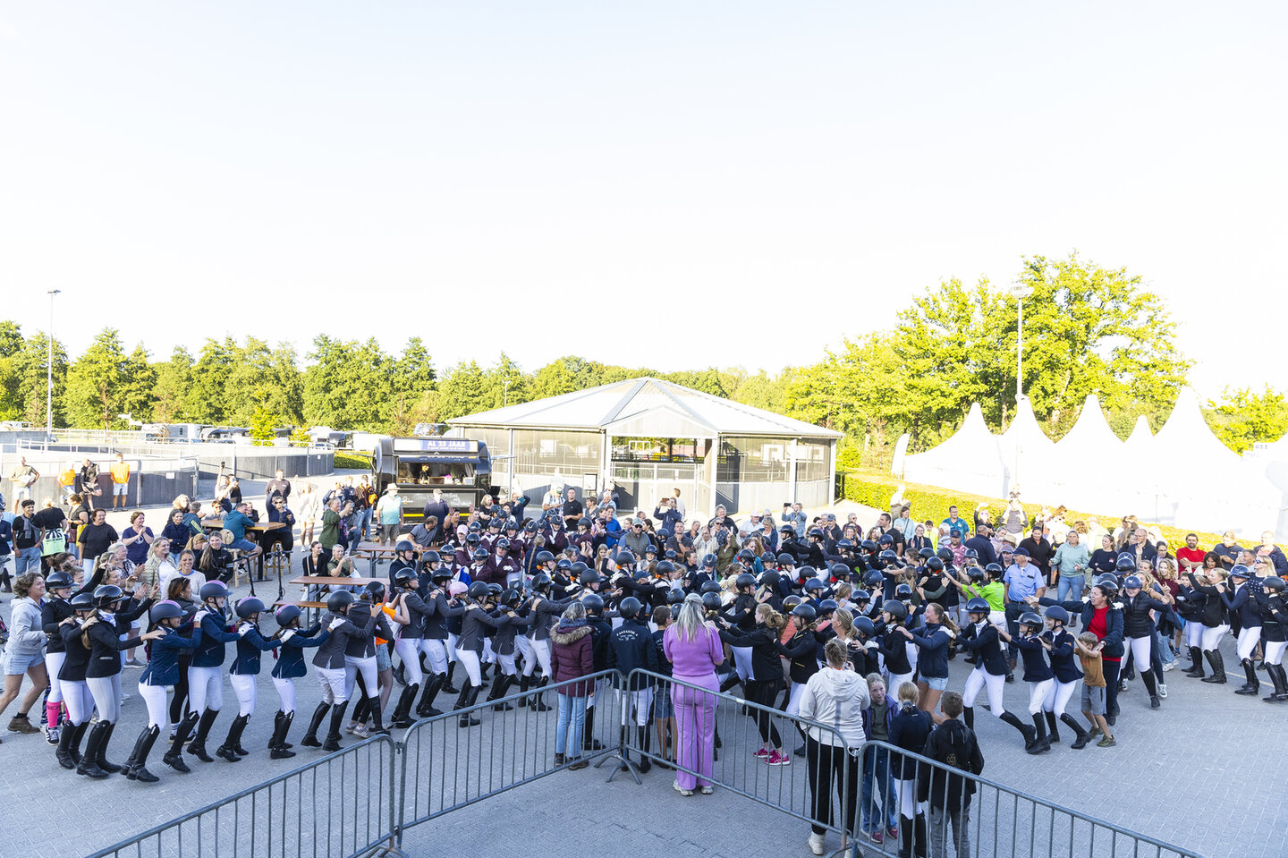 dressuurprotocollen liggen op een tafel in de kantine