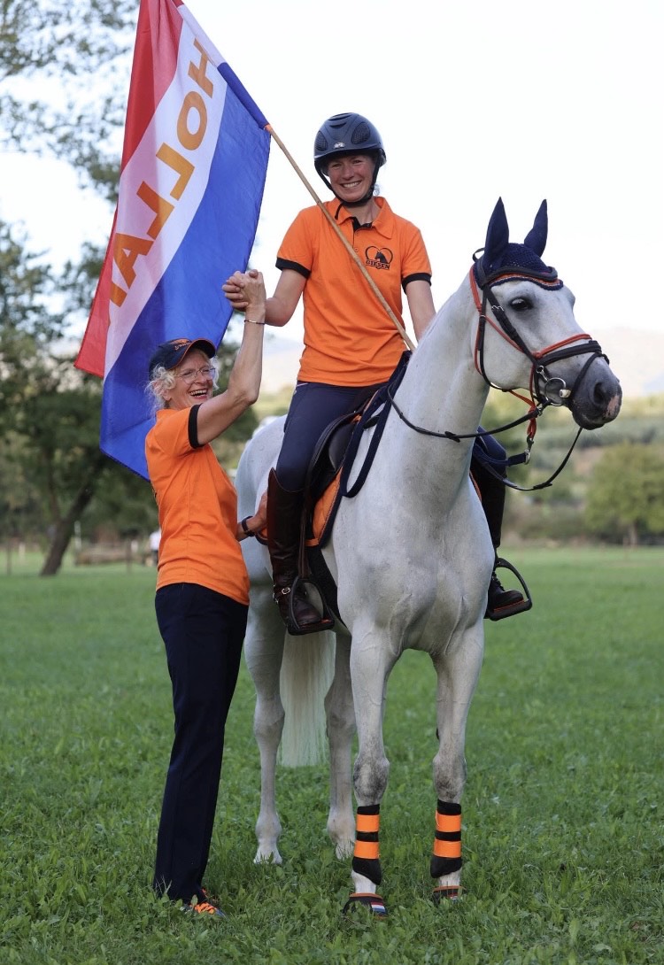 jezebel visser wordt omhelst door haar ouders