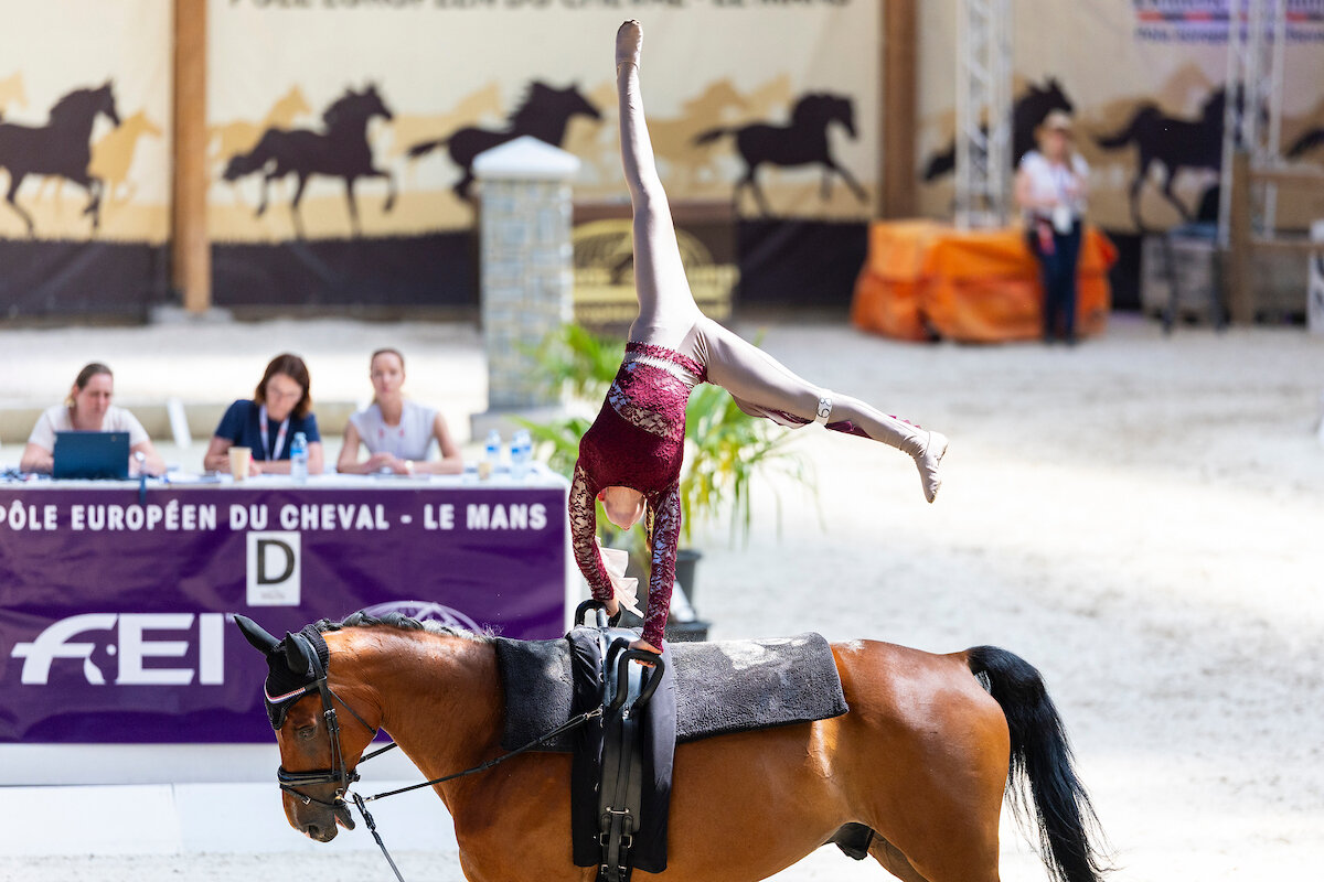 manegehouder sandra melten loopt naast een aantal ruiters met hun paard